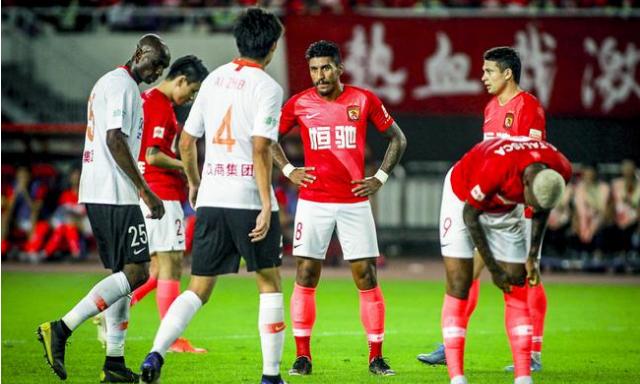  里昂主场爆冷负于升班马，球迷不满情绪蔓延  